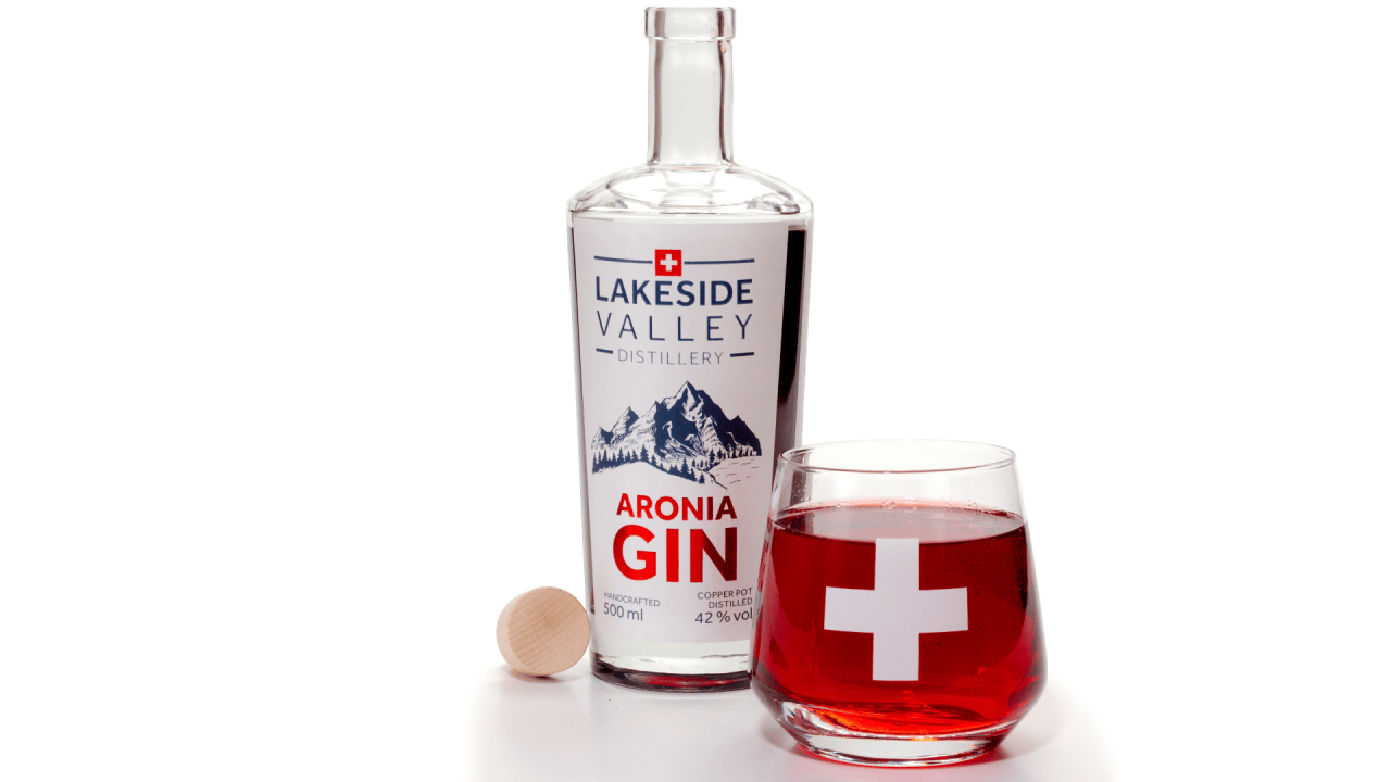 Handcrafted Aronia Gin "Switzerland in a Glass" from Lakeside Valley Distillery changes color in a magical way. Perfect enjoyment in a Chrützli glass