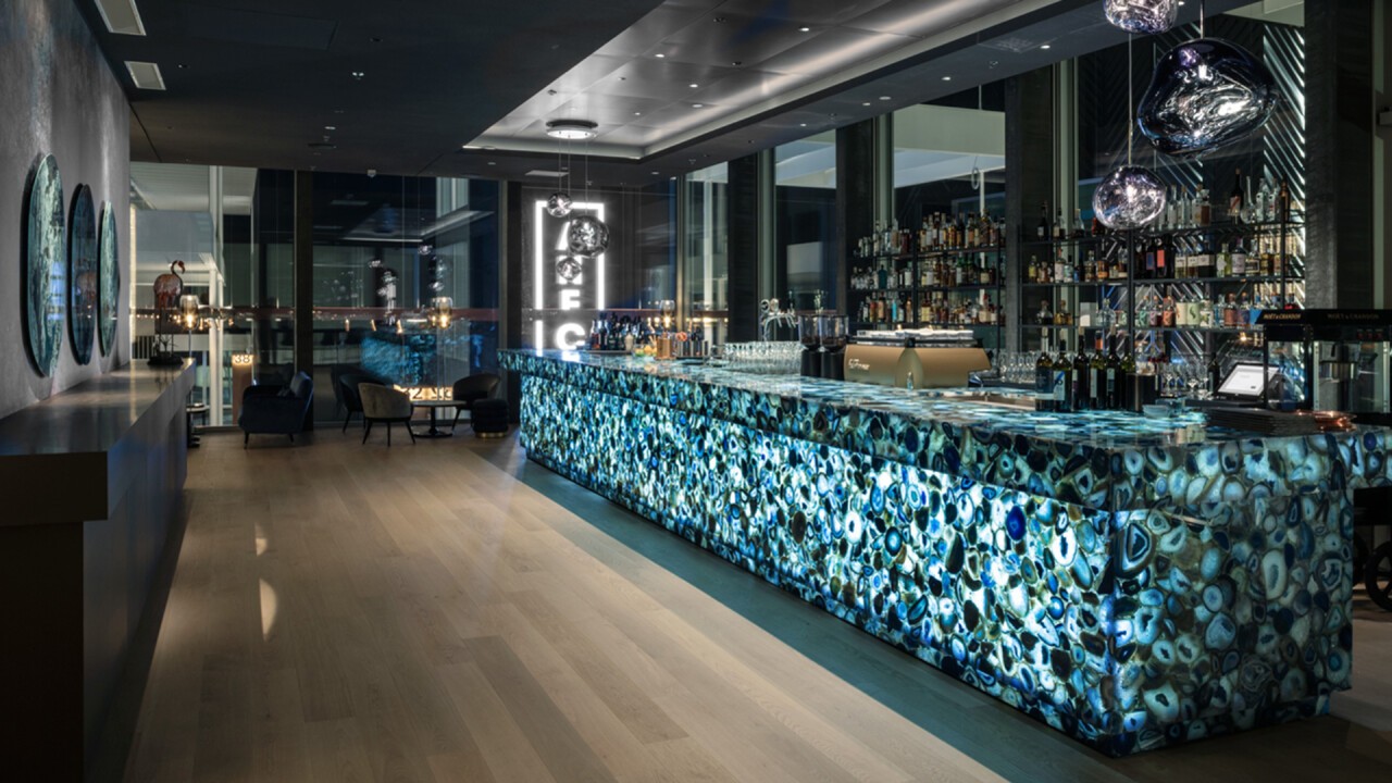 Besonderes Highlight: Die zentrale Bar des Hotels wurde auf einer Fläche von ca. 8 x 1,5 m komplett mit „Blue Agatha“ Stein verkleidet und vollflächig hinterleuchtet.