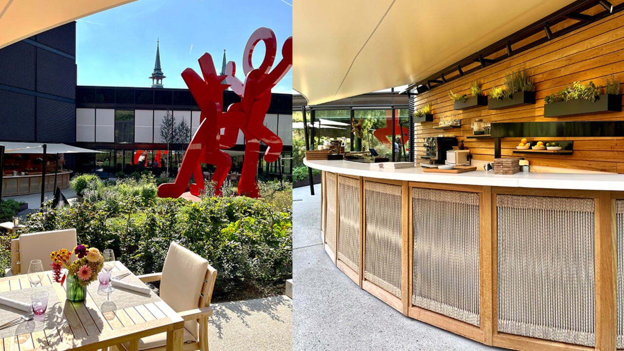 The bar counter of the “BLOOMS”, harmoniously integrated into the spacious herb and orchard of the hotel complex.