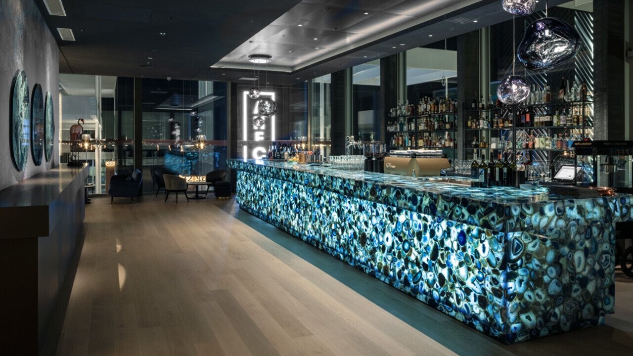 Special highlight: The hotel's central bar was completely covered with “Blue Agatha” stone on an area of ​​approx. 8 x 1.5 m and was fully backlit.