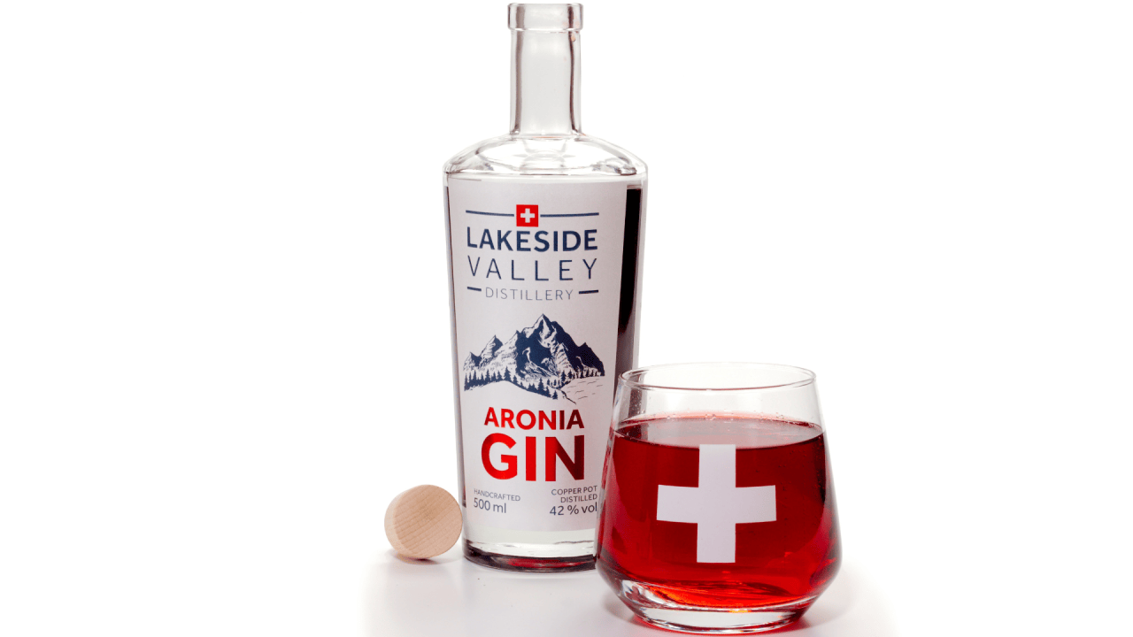 Handcrafted Aronia Gin "Die Schweiz im Glas" von Lakeside Valley Distillery wechselt die Farbe auf zauberhafte Weise. Perfekter Genuss im Chrützli Glas